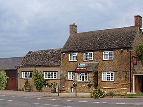 The Gate Hangs High 3* Hook Norton